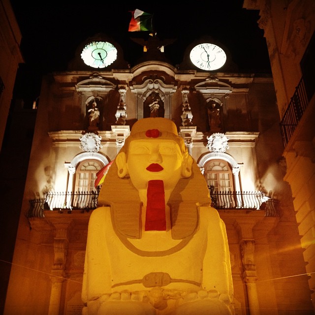 Una "Sfinge" dell'Aida davanti Palazzo Cavarretta